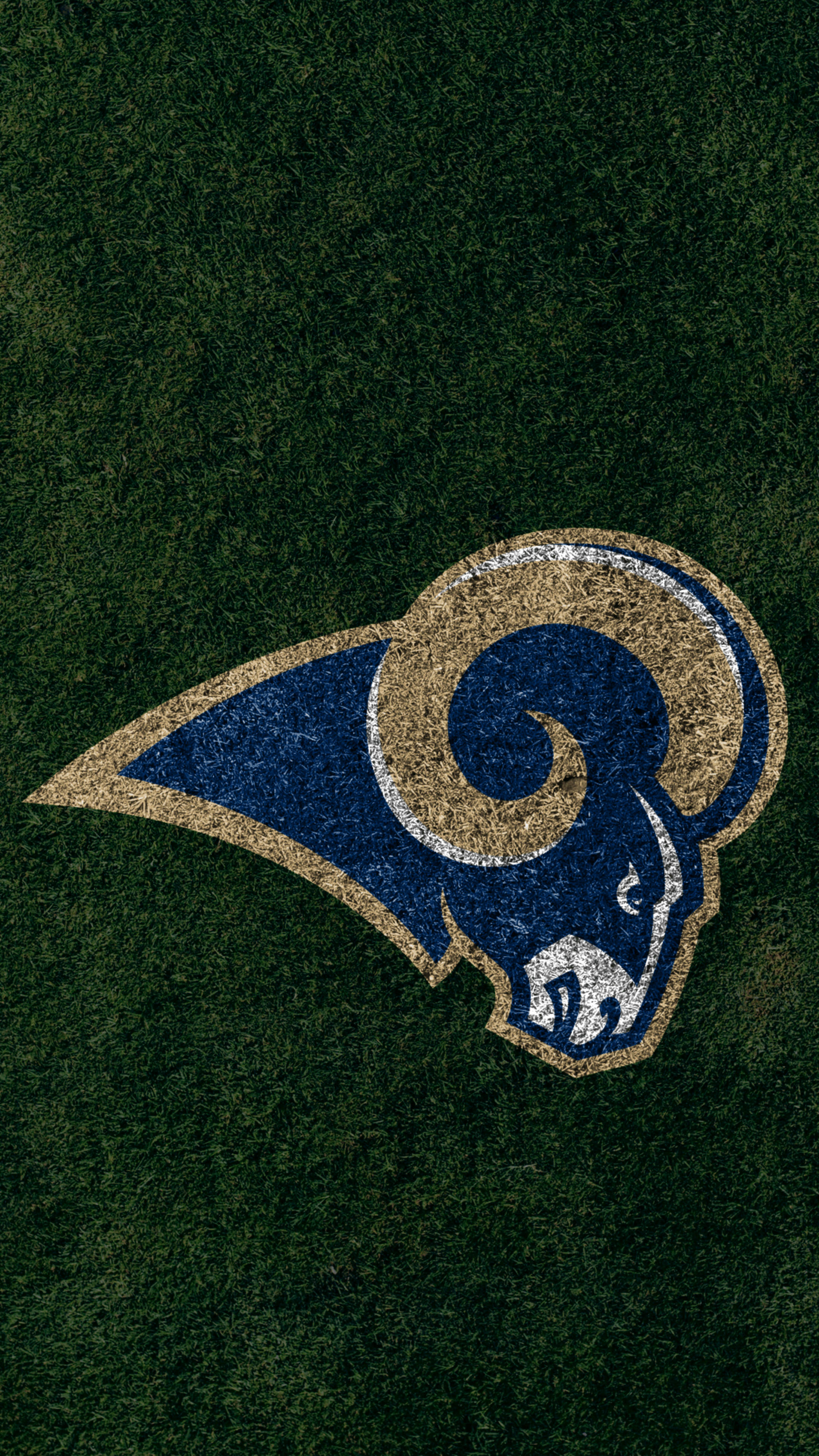 Rams 桌布 壁紙 — 一個風化的洛杉磯公羊隊標誌蝕刻在深綠色草地上，帶有紋理顆粒和褪色油漆效果。