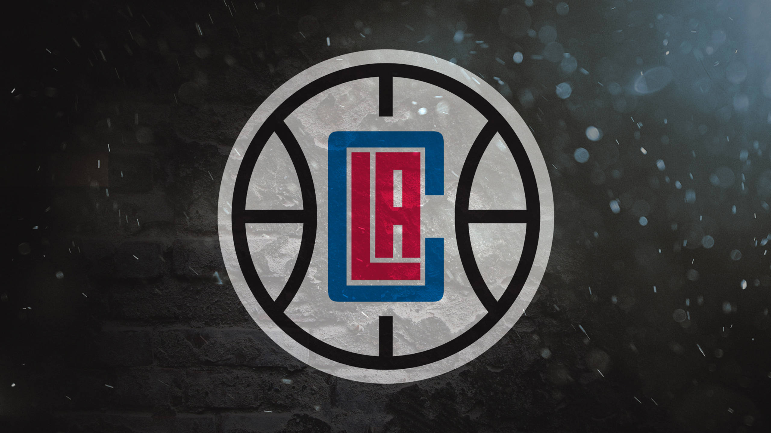 Clippers 桌布 壁紙 — 一個風化的洛杉磯快艇籃球標誌在粗糙的磚牆上發光，伴隨著飄落的雪花和散景燈光。