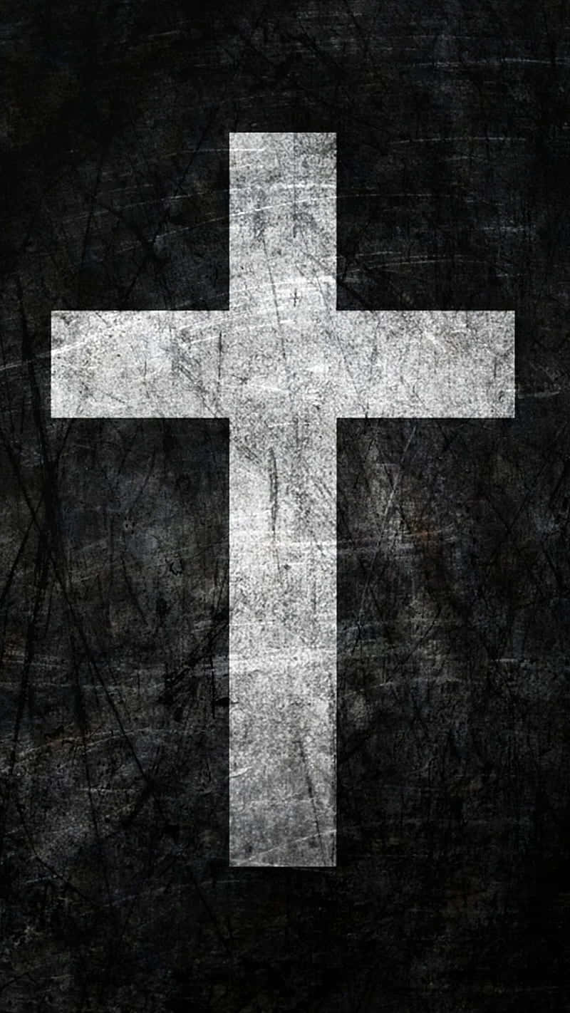 Jesus iPhone 桌布 壁紙 — 一個風化的白色十字架在帶有刮痕和污垢的深色紋理背景上顯得格外突出。