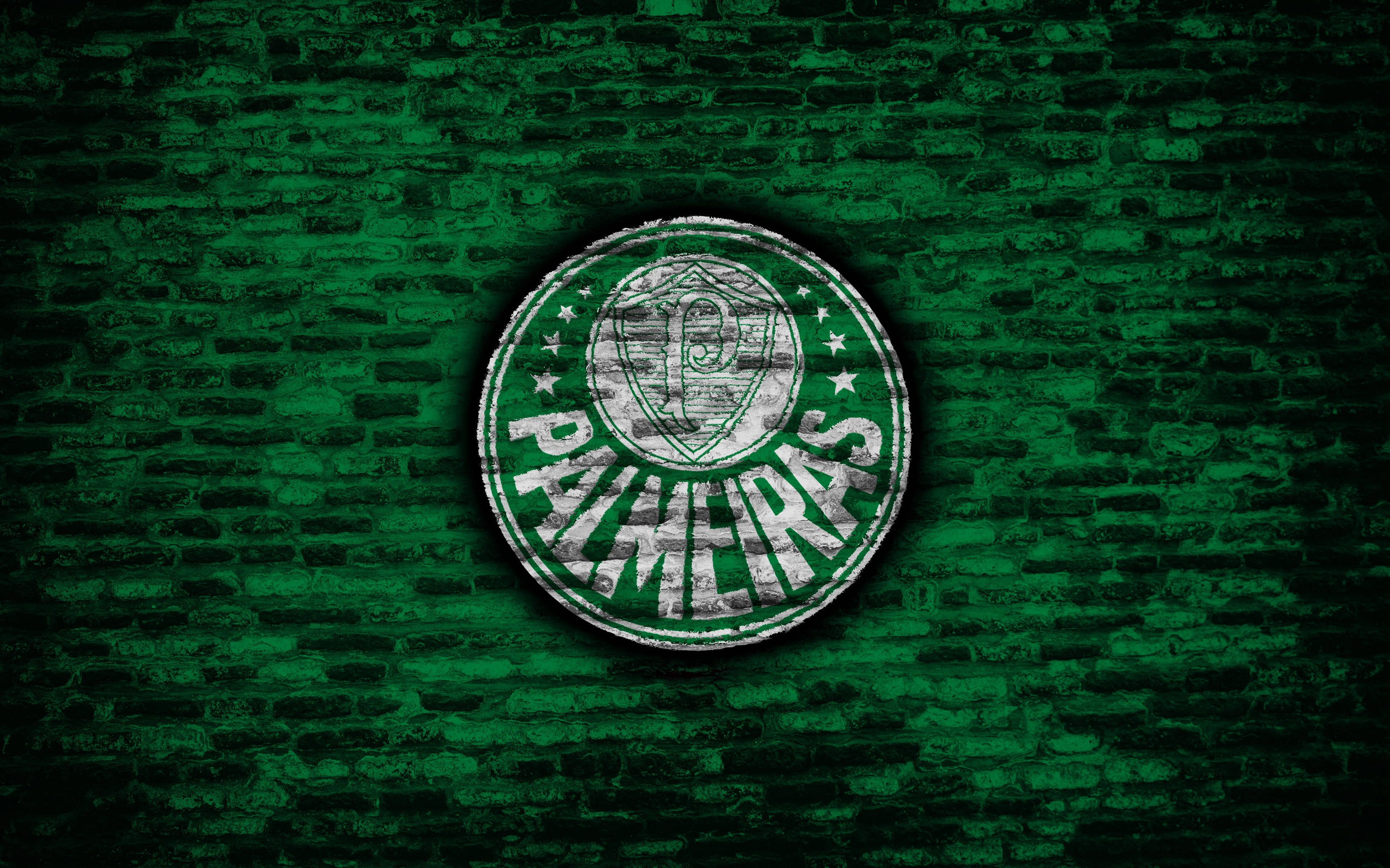 Palmeiras 桌布 壁紙 — 一個風化的白色和綠色帕爾梅拉斯足球俱樂部徽章被塗在帶有紋理的綠色磚牆上。