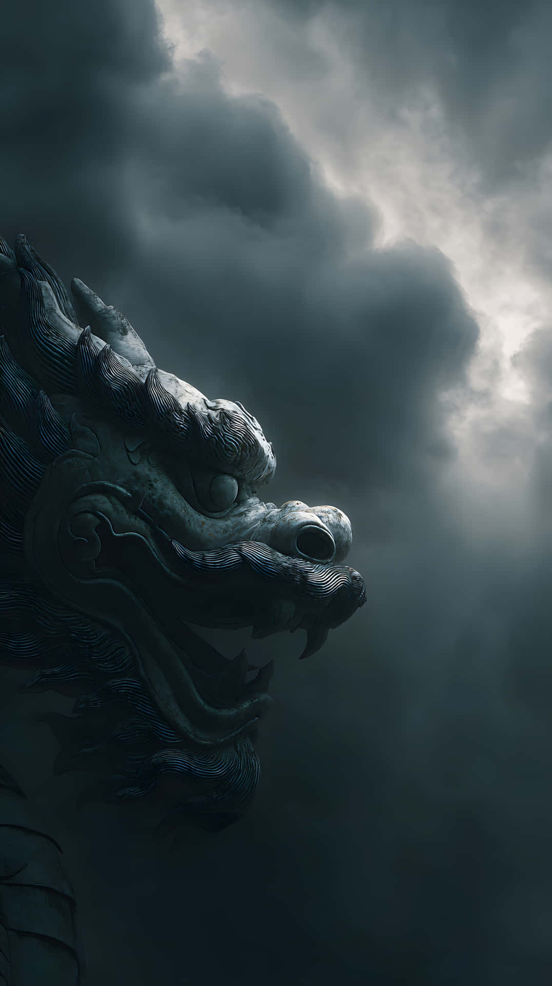 Stone dragon head stormy sky dramatic lighting 壁紙 — 一個風化的石龍頭從暴風雲中浮現，帶有發光的眼睛和複雜的雕刻，在戲劇性的燈光下。