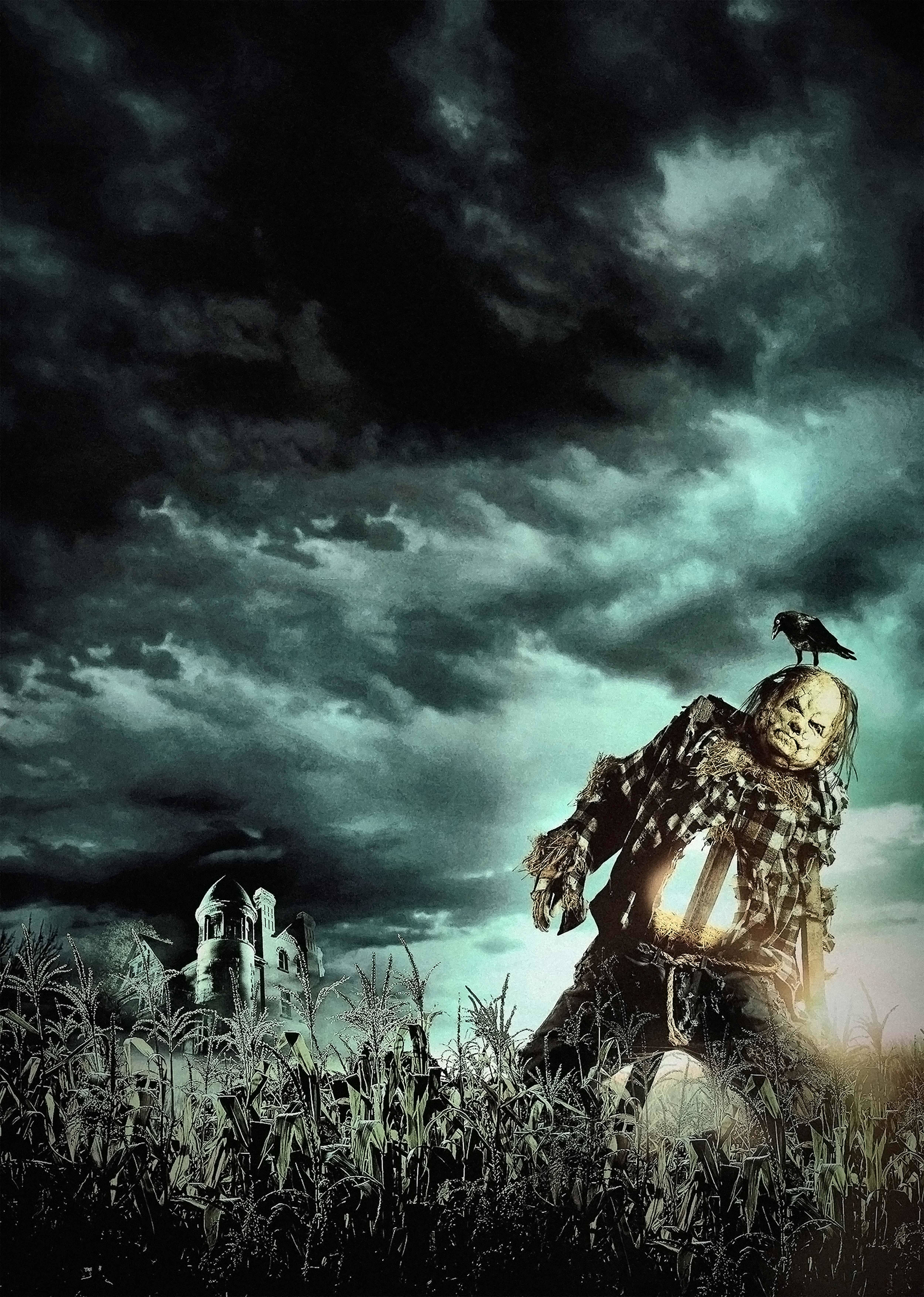 horror villains 桌布 壁紙 — 一個風化的稻草人頭上站著一隻烏鴉，站在一片陰森的玉米田中，天空是暴風雨的青綠色和黑色，遠處有一座鬼魅城堡。