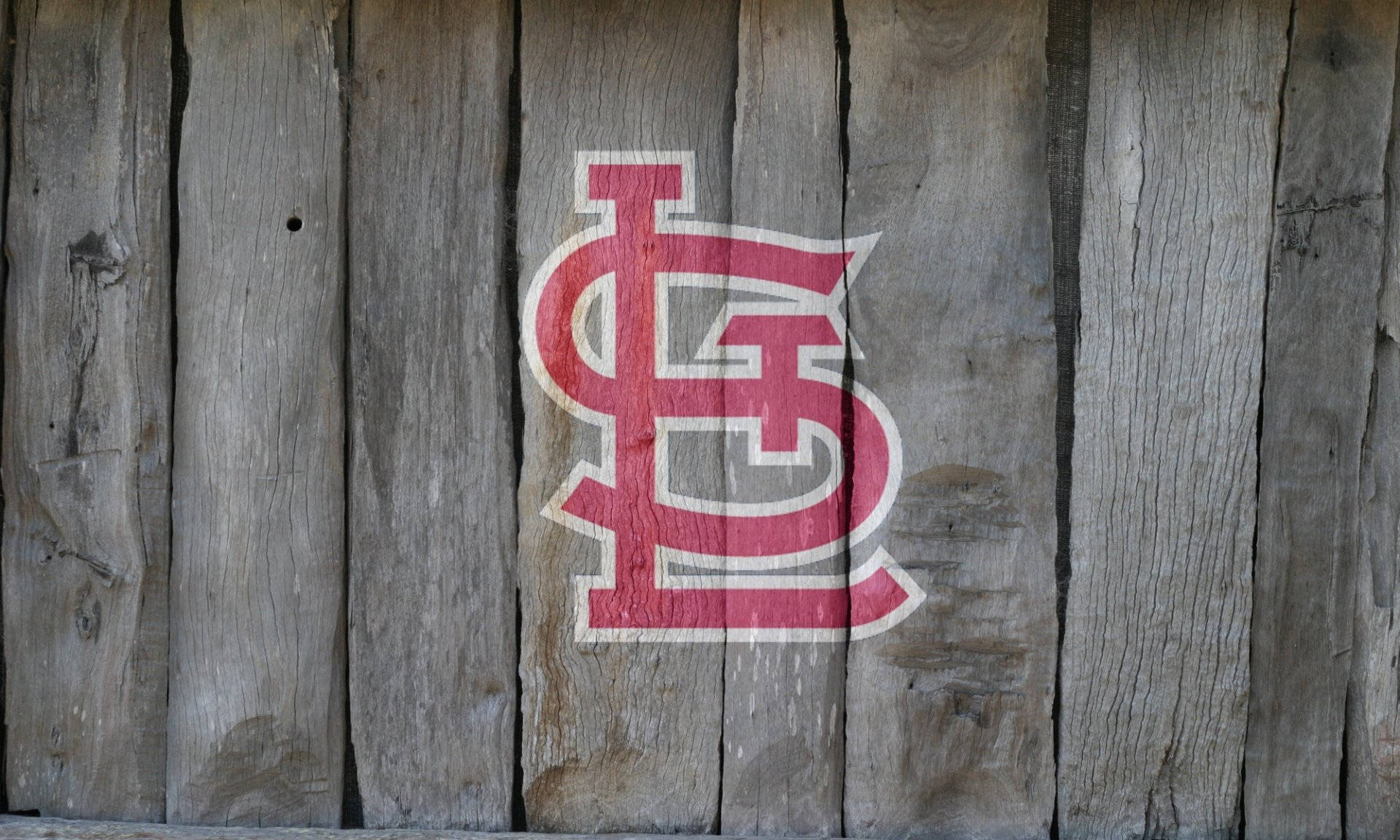 Cardinals 桌布 壁紙 — 一個風化的紅白聖路易紅雀隊標誌，塗在灰色木柵欄板上。