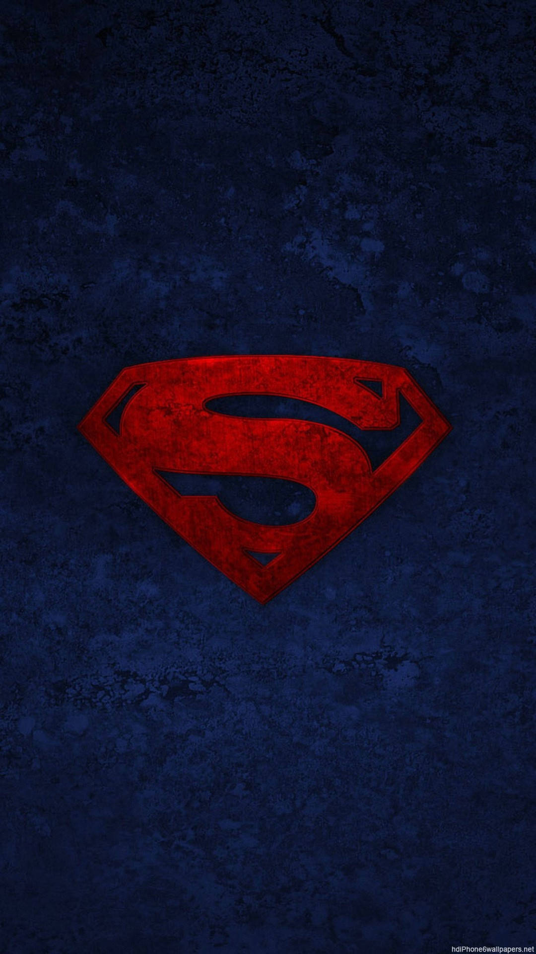 superman symbol iPhone 桌布 壁紙 — 一個風化的紅色超人標誌在紋理深藍色背景上發光。