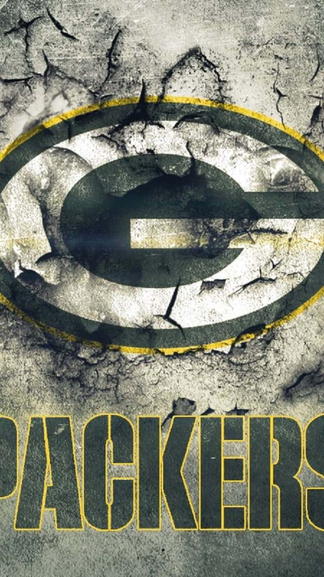 Packers 桌布 壁紙 — 一個風化的綠灣包裝工標誌，以鮮明的綠色、黃色和白色，穿過粗糙的混凝土表面裂開。