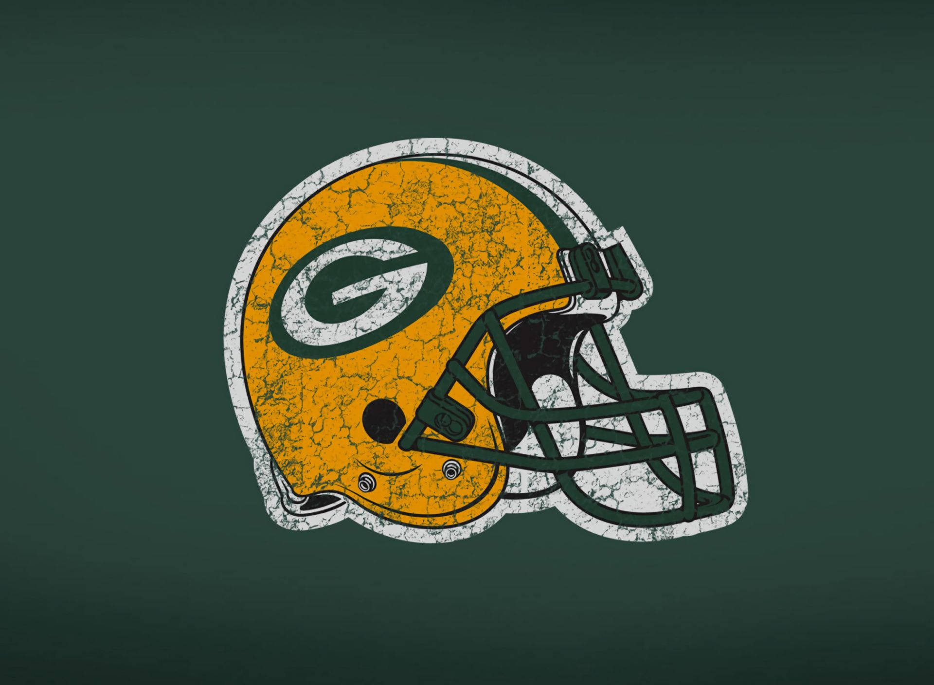 Packers 桌布 壁紙 — 一個風化的綠灣包裝工美式足球頭盔，帶有裂開的黃色油漆和綠色點綴，背景為深綠色。