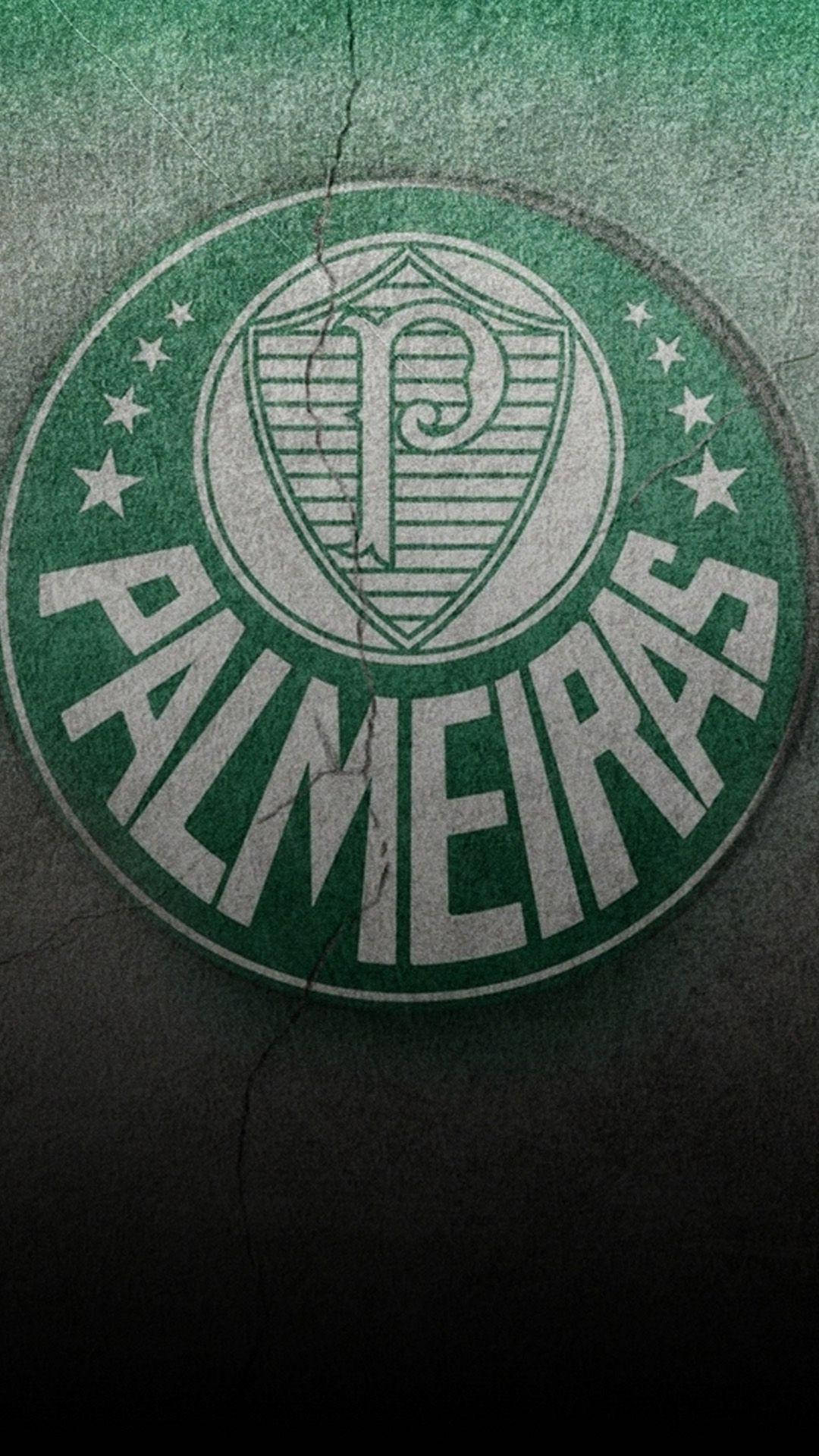 Palmeiras 桌布 壁紙 — 一個風化的綠色和白色帕爾梅拉斯足球俱樂部徽章，帶有裂紋和星星，位於有紋理的深色背景上。