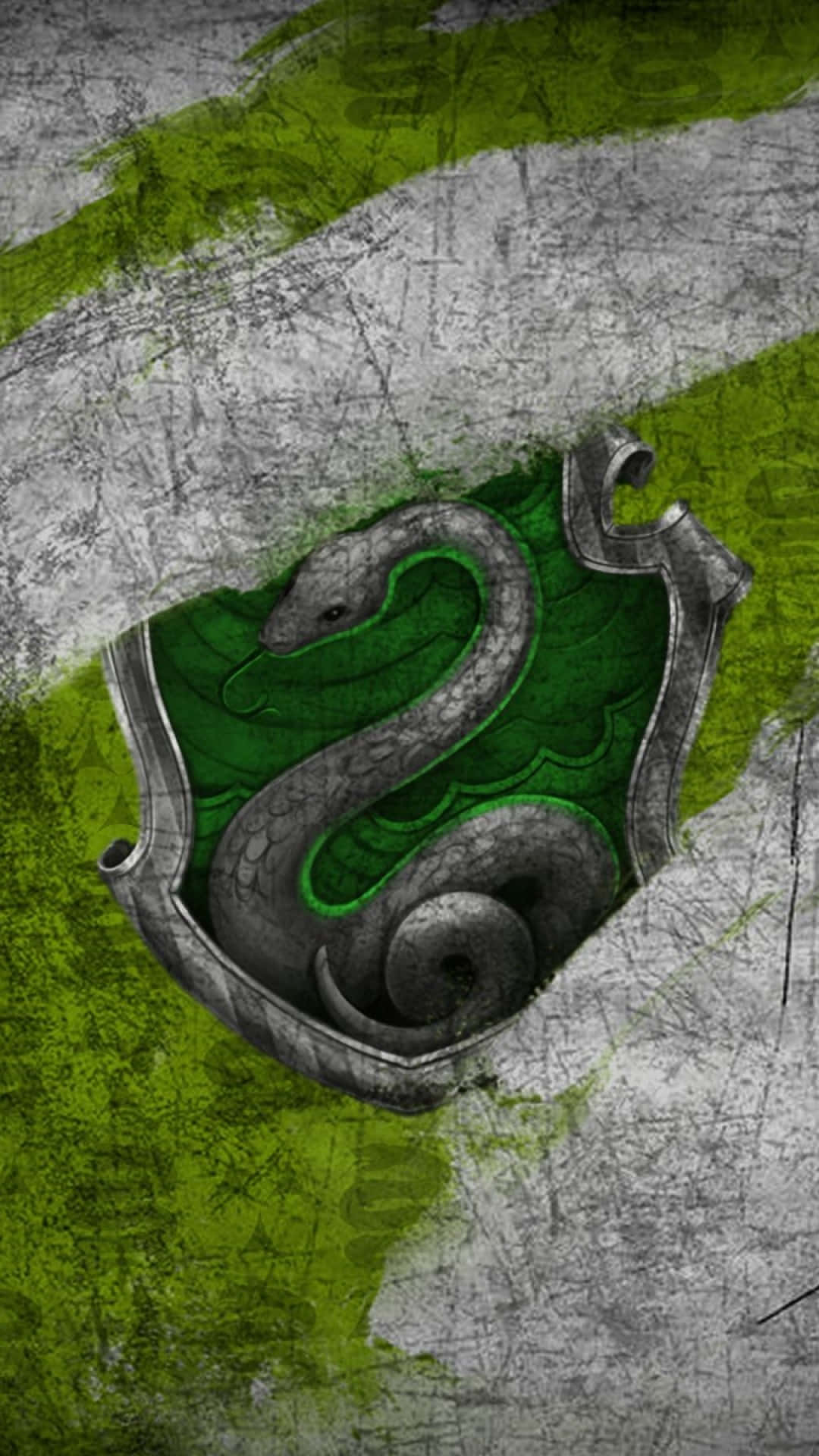 Cute Slytherin 桌布 壁紙 — 一個風化的綠色和銀色蛇形標誌從裂紋紋理表面浮現，帶有鮮豔的綠色點綴。