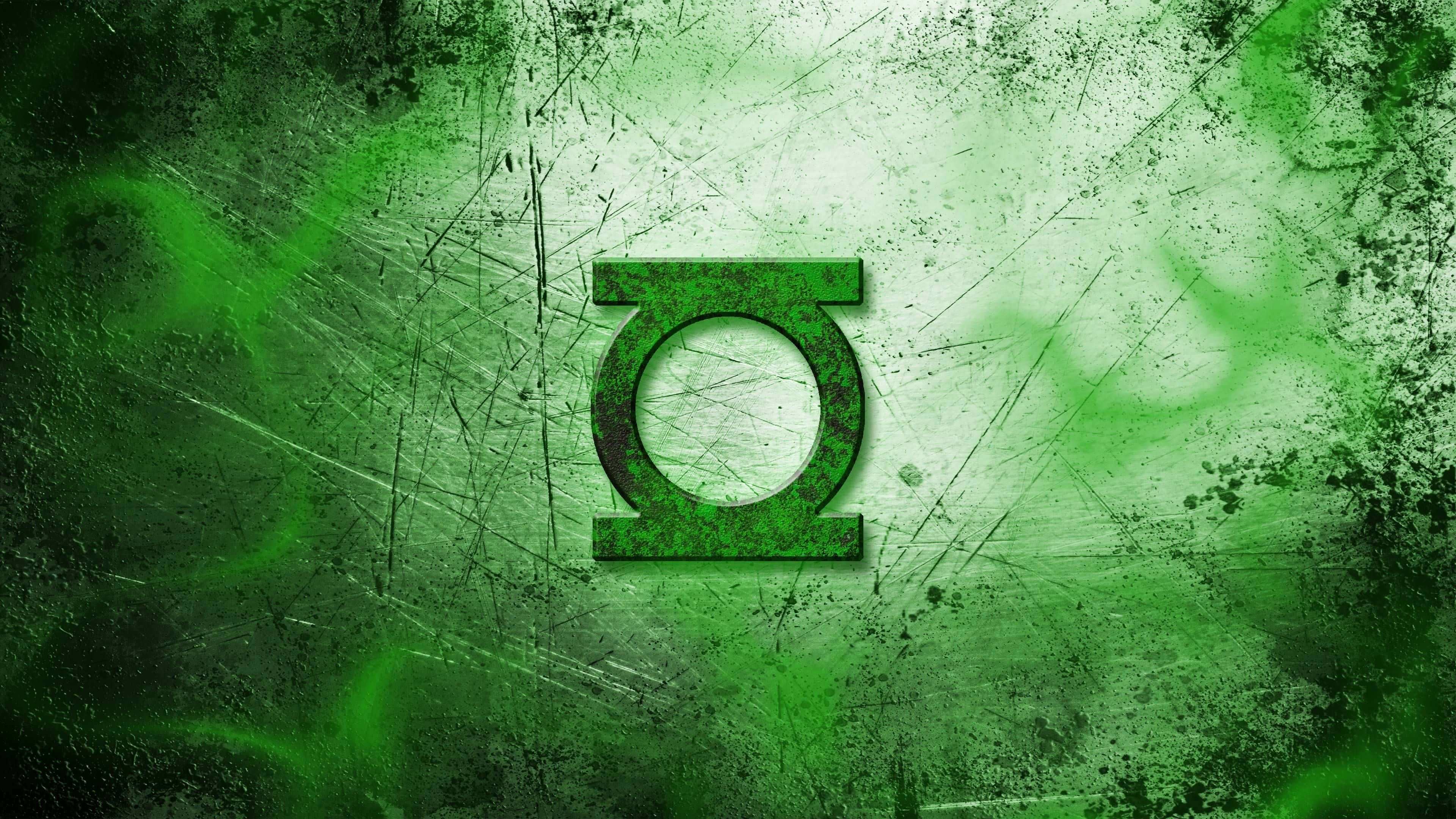 Green Lantern 桌布 壁紙 — 一個風化的綠色燈籠標誌位於有刮痕和污漬的粗糙紋理綠色背景中央。