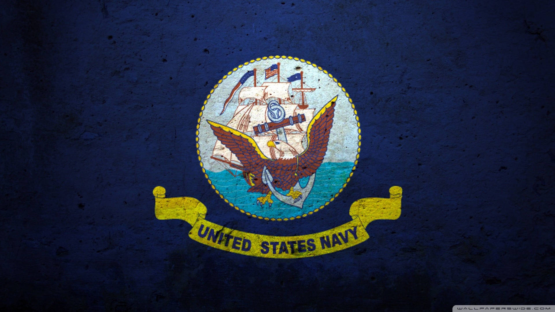 u s navy 桌布 壁紙 — 一個風化的美國海軍徽章，上面有鷹和船，背景是帶紋理的深藍色。