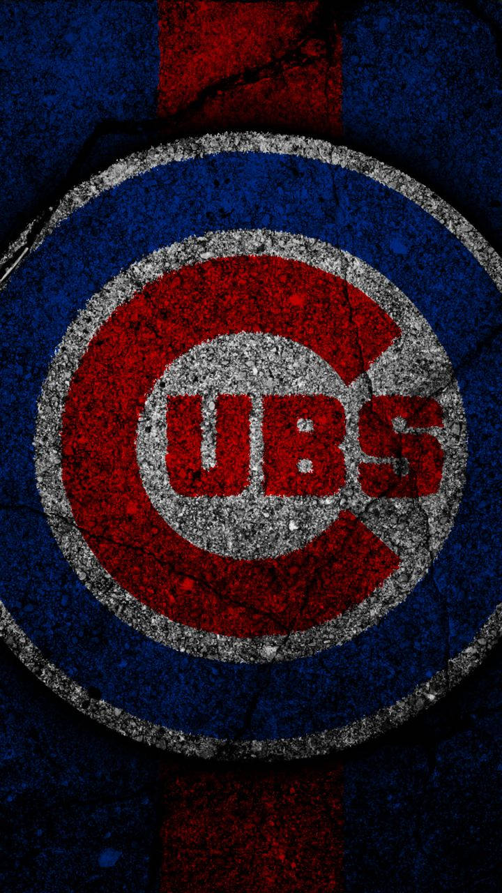 Cubs 桌布 壁紙 — 一個風化的芝加哥小熊隊標誌，帶有紅色、藍色和白色，出現在裂開的瀝青表面上。