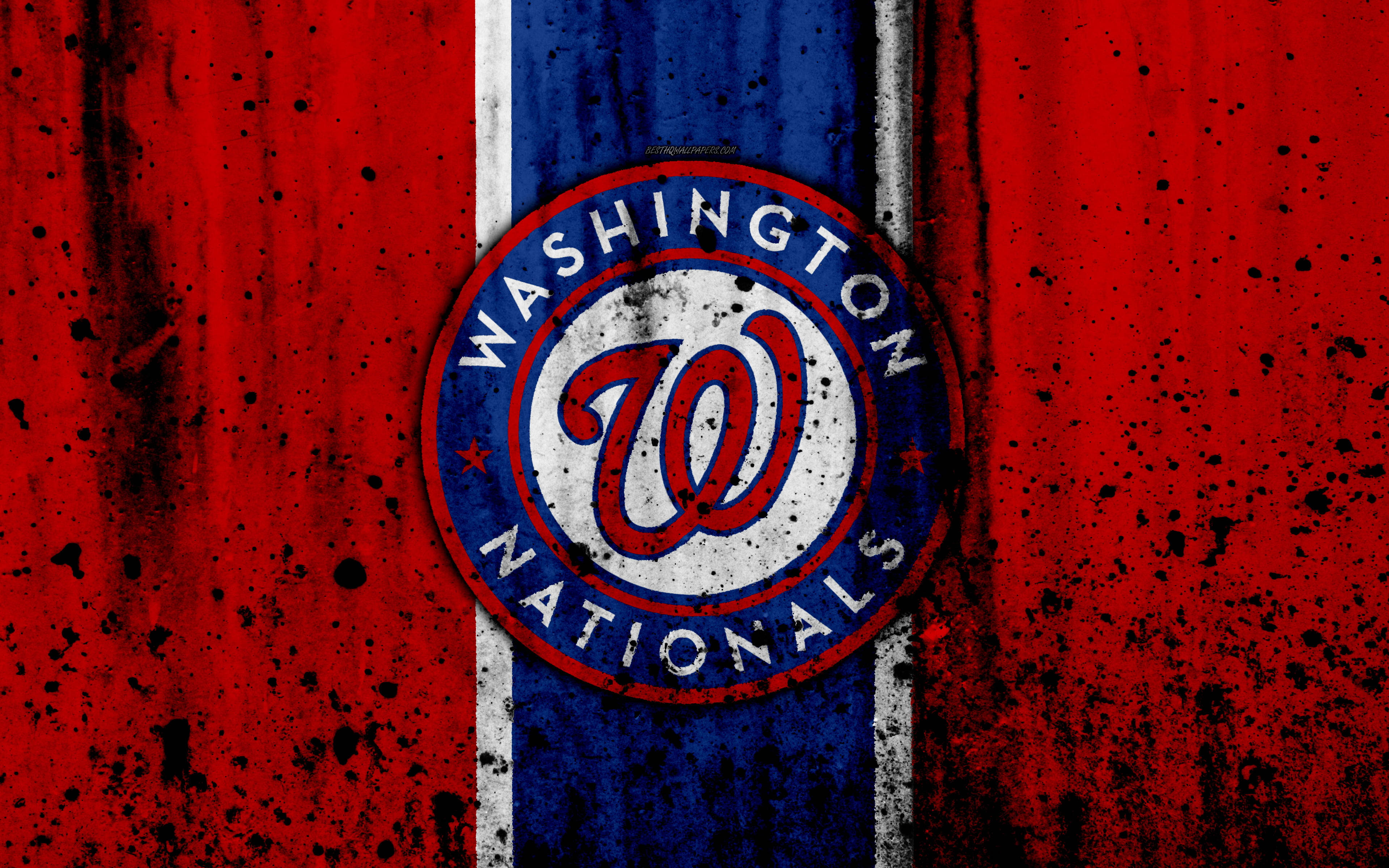 Nationals 桌布 壁紙 — 一個風化的華盛頓國民隊標誌，居中在紅、藍、白條紋背景上，帶有黑色飛濺紋理。