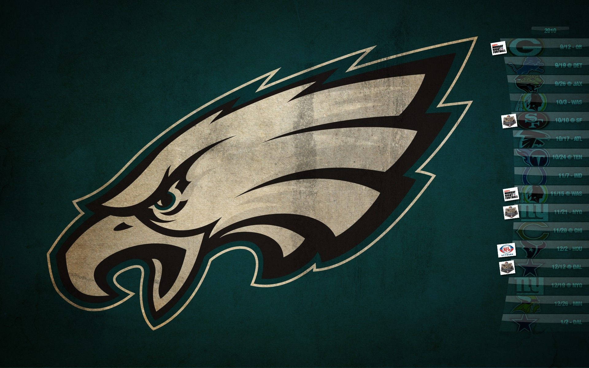 Eagles 桌布 壁紙 — 一個風化的費城老鷹隊標誌，帶有粗體黑色和金色細節，在紋理深青色背景上脫穎而出。