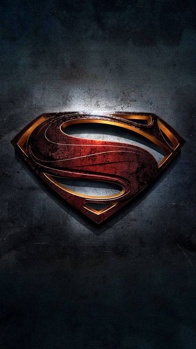 superman symbol iPhone 桌布 壁紙 — 一個風化的金屬超人標誌在深色紋理牆壁上散發出內在光芒。