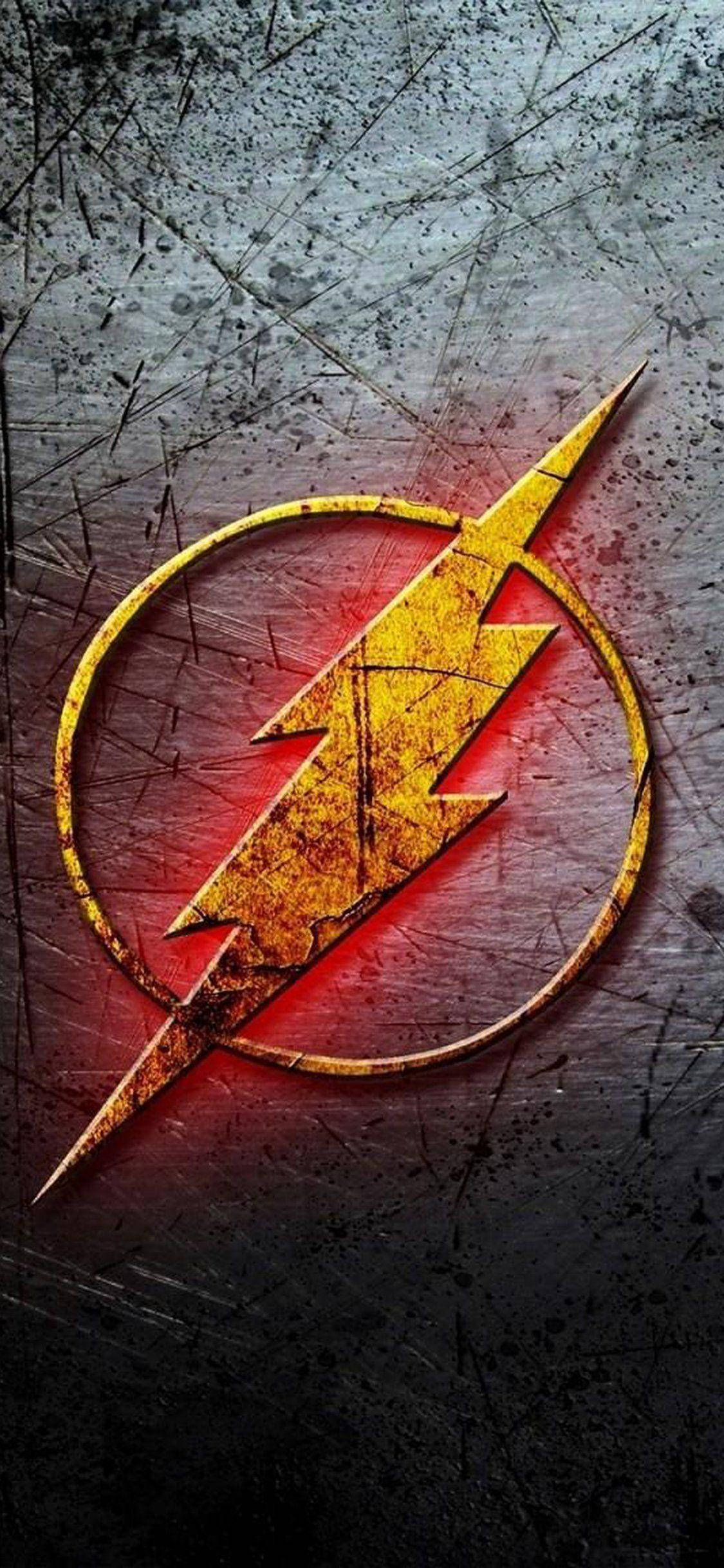 the flash iPhone 桌布 壁紙 — 一個風化的金色閃電標誌在帶有紅色背光的刮花金屬背景上發光。