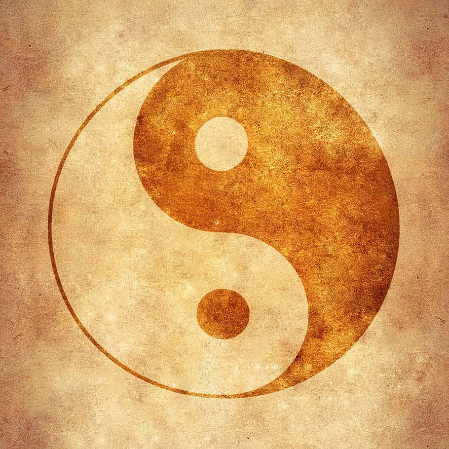 Asian 桌布 壁紙 — 一個風化的陰陽符號，以溫暖的青銅色調呈現，放置在帶有細微紋理和老化效果的質感羊皮紙上。