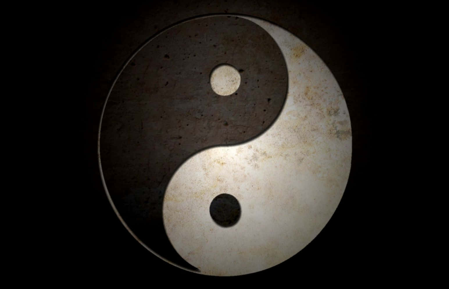 黑白 桌布 壁紙 — 一個風化的陰陽符號，帶有紋理的黑白兩半，在深色背景上柔和地發光。