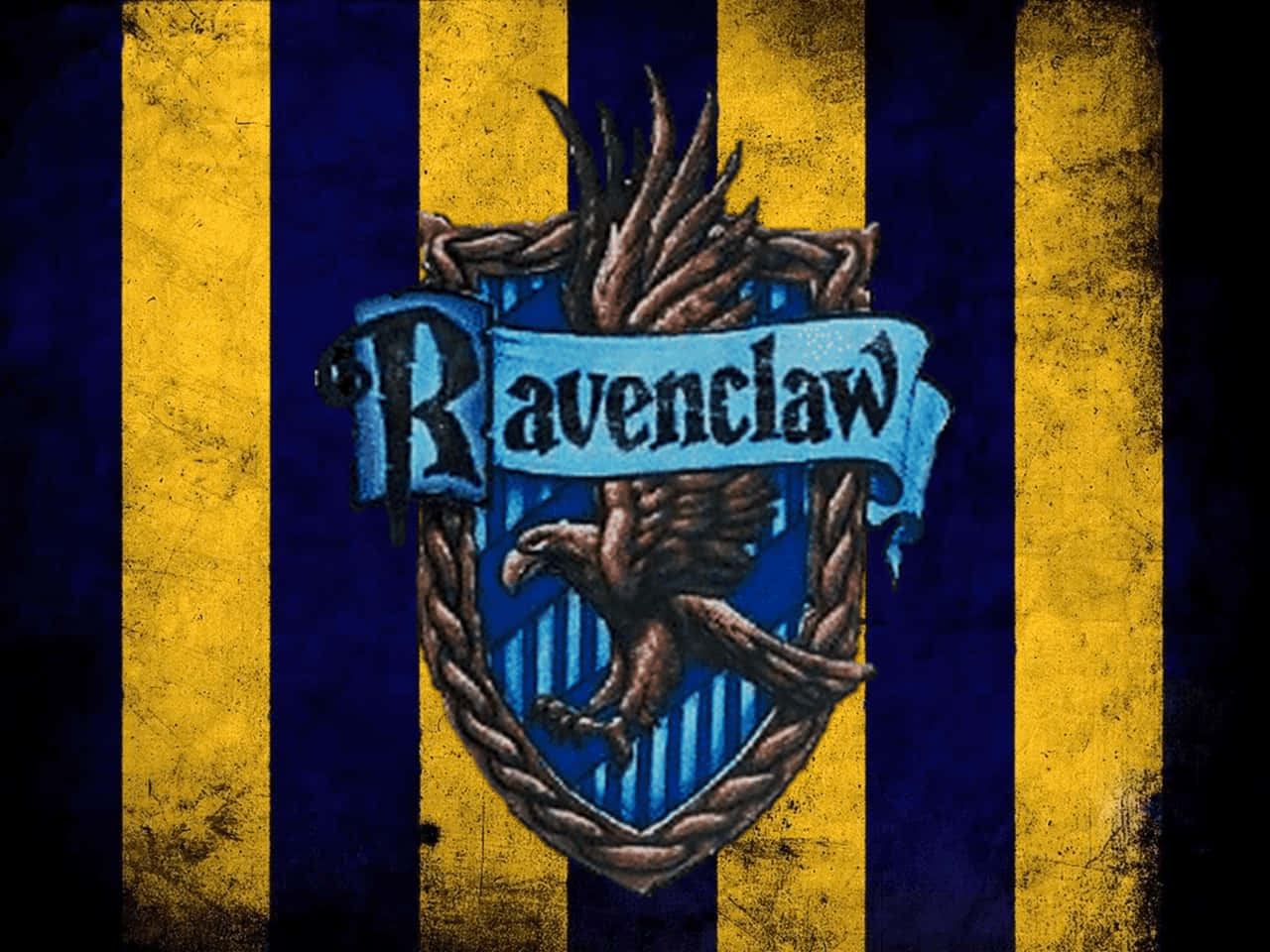 Harry Potter Ravenclaw 桌布 壁紙 — 一個風化的雷文克勞學院徽章，藍色盾牌上有一隻青銅鷹，背景是鮮明的黃色和藍色垂直條紋。