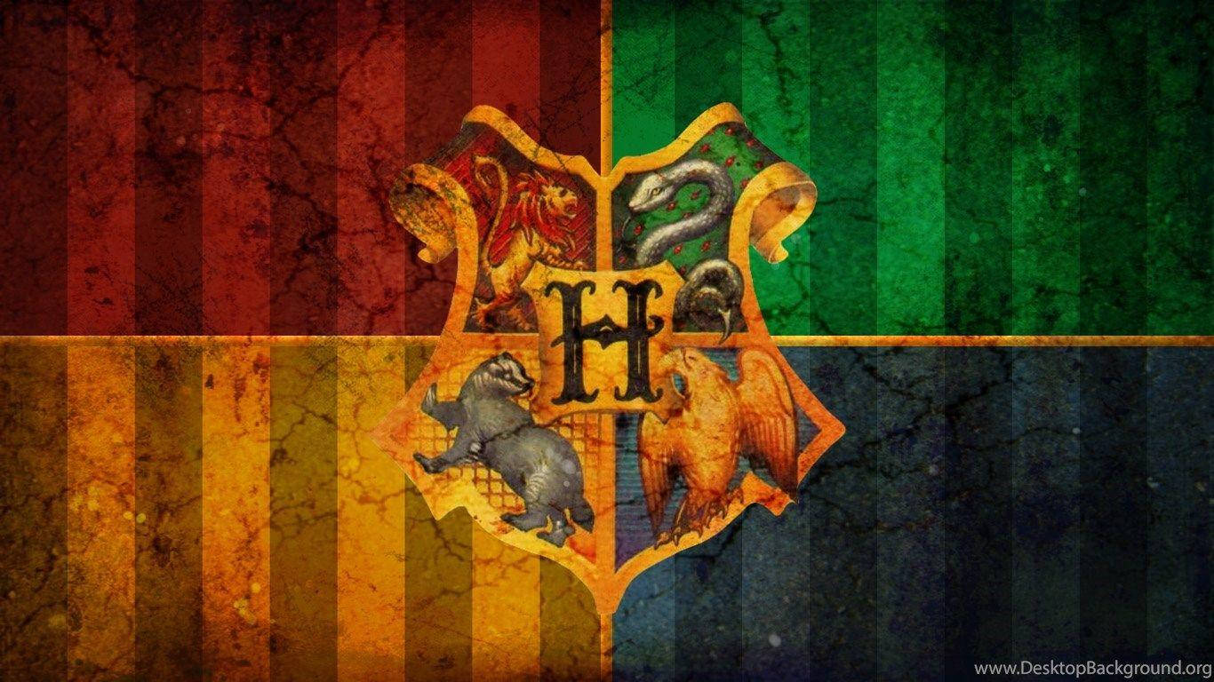 Hufflepuff 桌布 壁紙 — 一個風化的霍格華茲校徽，帶有四個學院的吉祥物，背景為紅、綠、金、藍色的裂紋條紋。