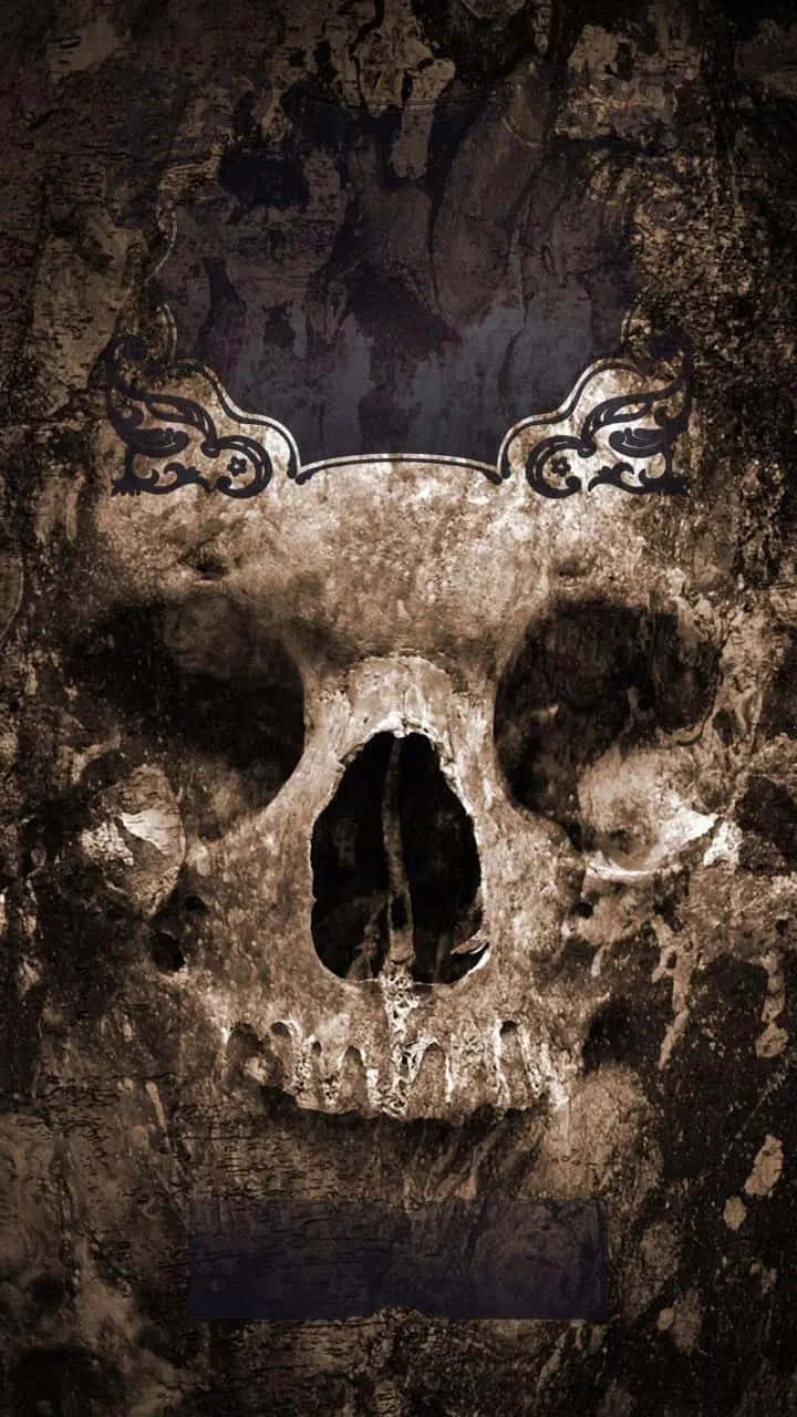 Evil Skull 桌布 壁紙 — 一個風化的頭骨，眼窩上方有華麗的部落圖案，置於粗糙紋理的背景上。