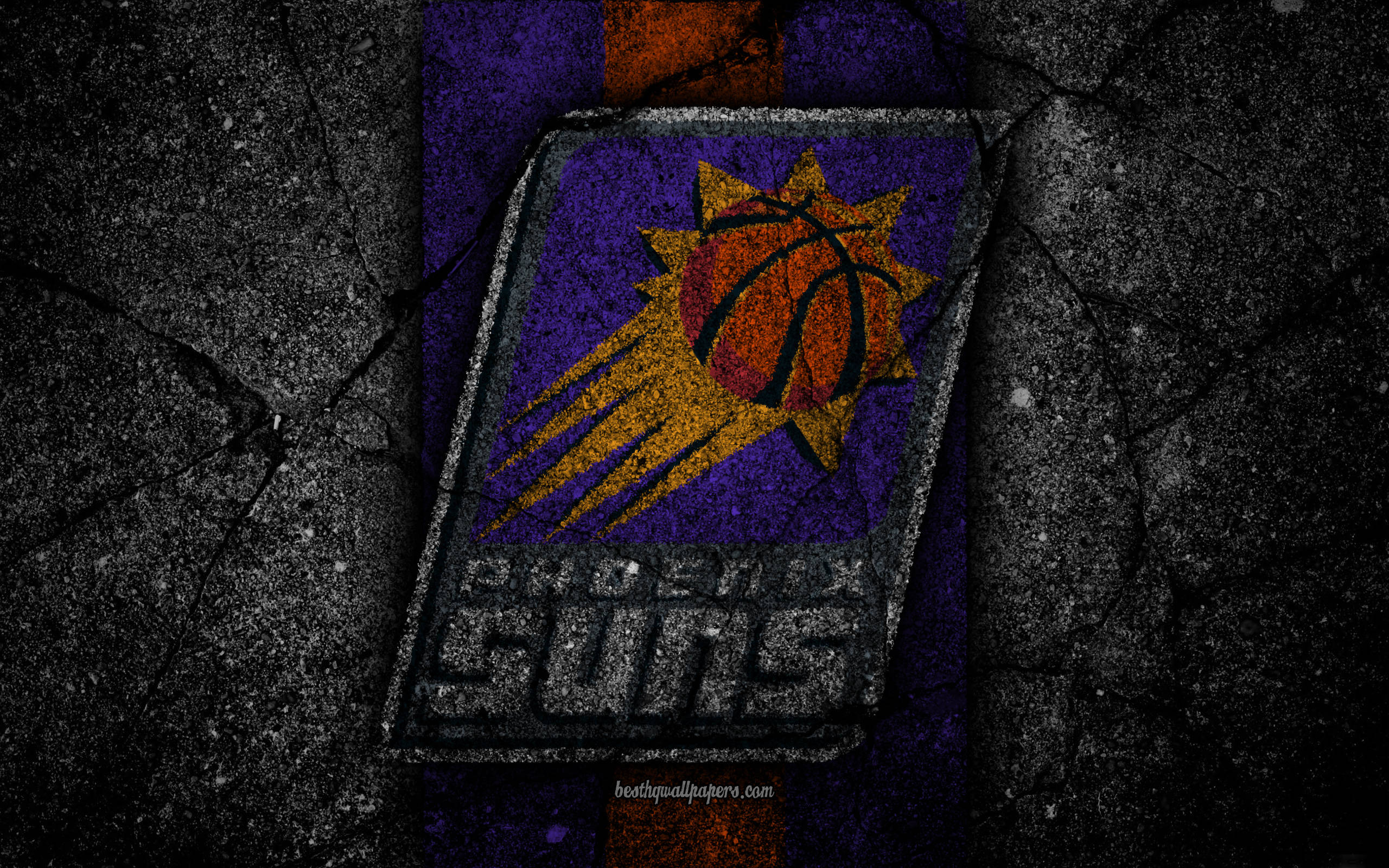 Suns 桌布 壁紙 — 一個風化的鳳凰城太陽隊標誌嵌入在裂開的瀝青中，帶有紫色、橙色和黑色的粗糙紋理。