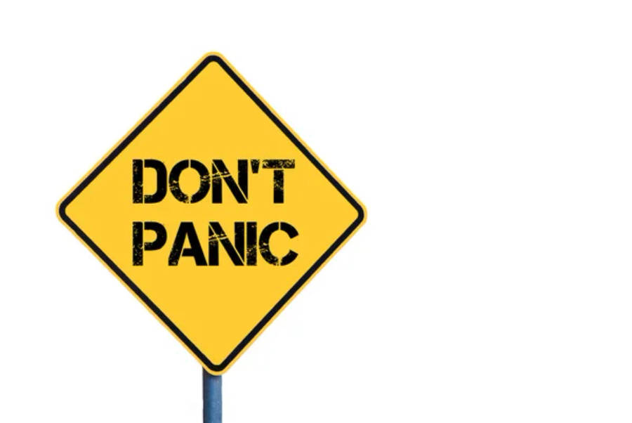 Panic 桌布 壁紙 — 一個風化的黃色菱形道路標誌，白色背景上有粗體黑色文字寫著「DON'T PANIC」。