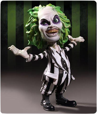 Beetlejuice 桌布 壁紙 — 一個風格化的 Beetlejuice 人偶，擁有狂野的綠色頭髮和條紋西裝，在深綠色條紋背景前擺姿勢。