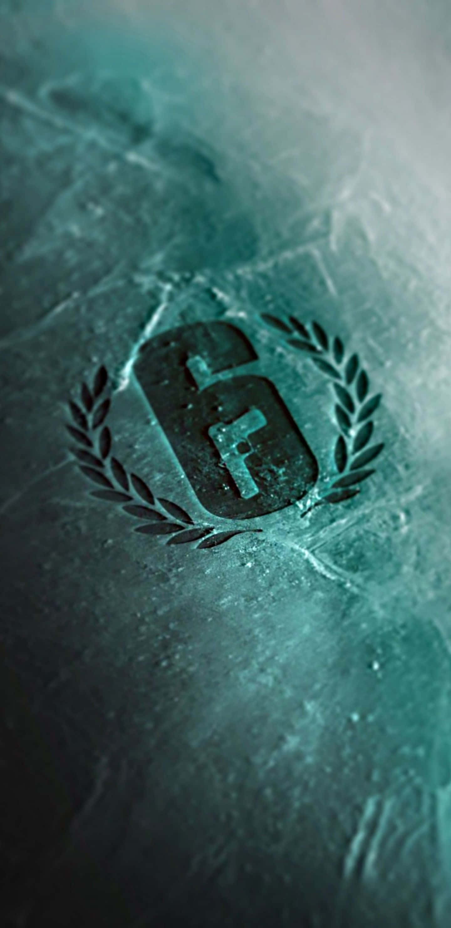 Pixel 3xl Rainbow Six Siege 桌布 壁紙 — 一個風格化的「CF」標誌，被月桂花環環繞，蝕刻在帶有紋理的青綠色石頭表面上。