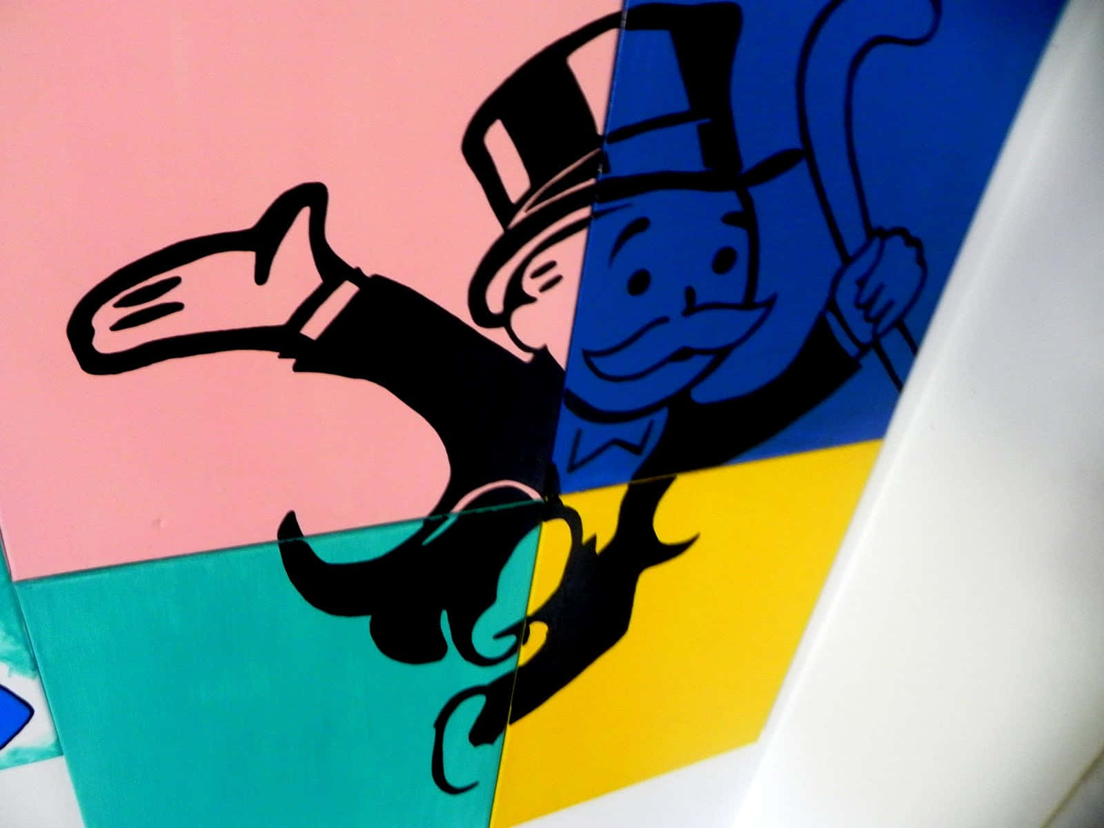Monopoly Man 桌布 壁紙 — 一個風格化的 Monopoly 男人吉祥物，戴著高帽和手杖，分佈在粉紅色、藍色、黃色和藍綠色的幾何面板上。