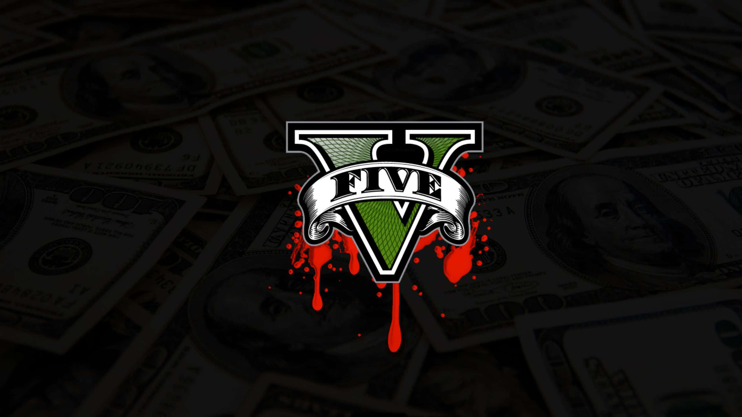 Grand Theft Auto V 桌布 壁紙 — 一個風格化的「V」標誌，帶有「FIVE」橫幅和紅色飛濺，位於一堆深色百元美鈔之上。