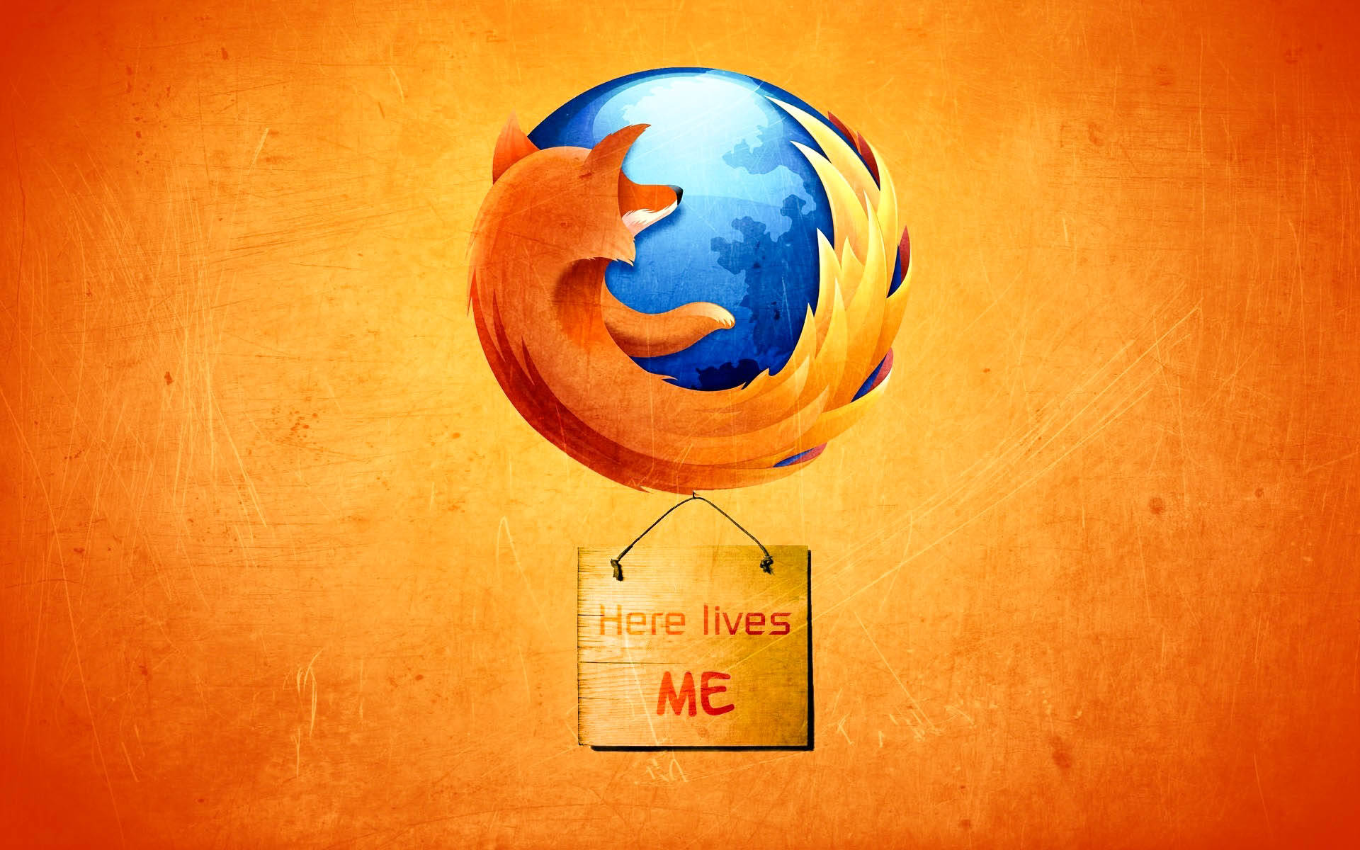 藝術 桌布 壁紙 — 一個風格化的Firefox標誌，帶有地球儀和火焰尾巴，懸掛在一個寫著「Here lives ME」的木牌上方，背景是帶有紋理的橙色。