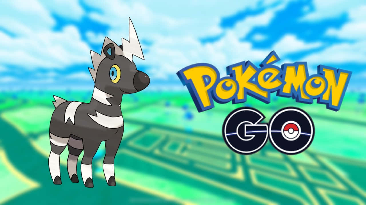 電玩遊戲 桌布 壁紙 — 一個風格化的Pokémon Go標誌，旁邊有一隻卡通斑馬化生物，帶有閃電角，背景是明亮的藍天和綠色景觀。