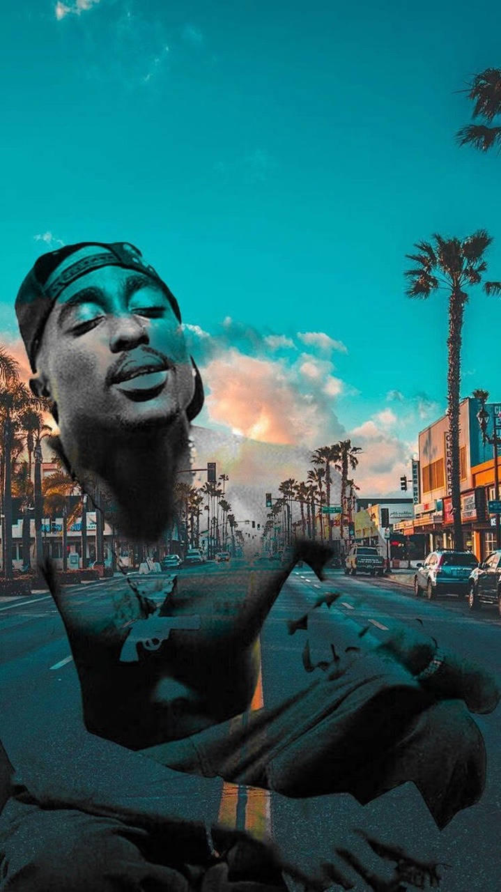 tupac 桌布 壁紙 — 一個風格化的Tupac Shakur肖像，疊加在充滿活力的青綠色城市街景上，有棕櫚樹和日落雲彩。