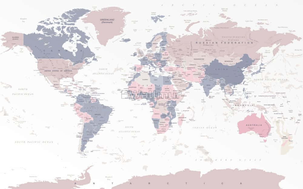 World Map Aesthetic 桌布 壁紙 — 一個風格化的世界地圖，大陸以柔和的粉紅色和藍色色調呈現在淺色背景上。