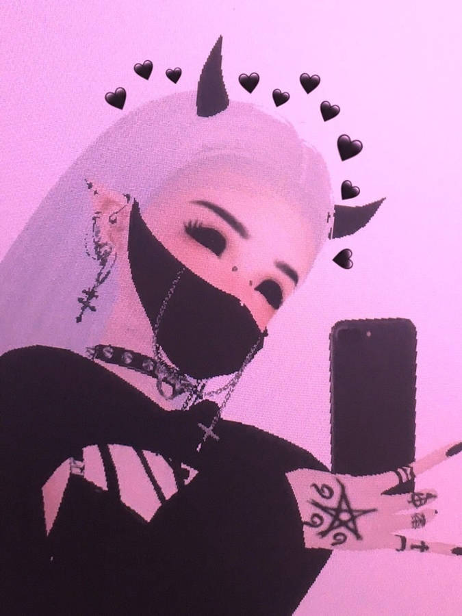 E Girl Aesthetic 桌布 壁紙 — 一個風格化的人物，戴著惡魔角和黑色面具，在粉紅色背景前自拍，背景裝飾著漂浮的心形。