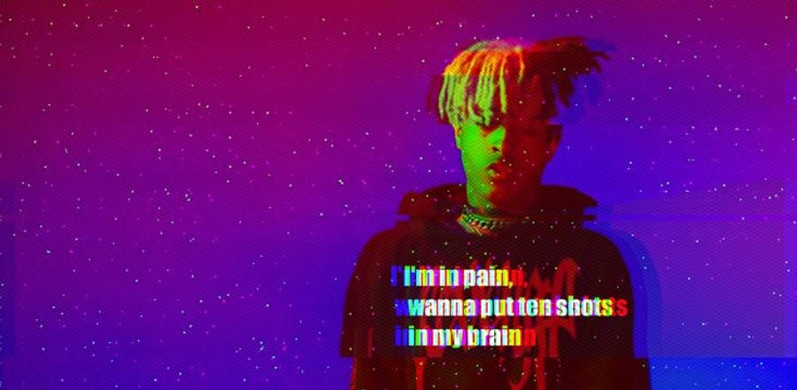 酷酷的xxxtentacion 桌布 壁紙 — 一個風格化的人物肖像，擁有色彩繽紛的辮子，背景是充滿活力的紫色和藍色星空，並帶有發光文字疊加。