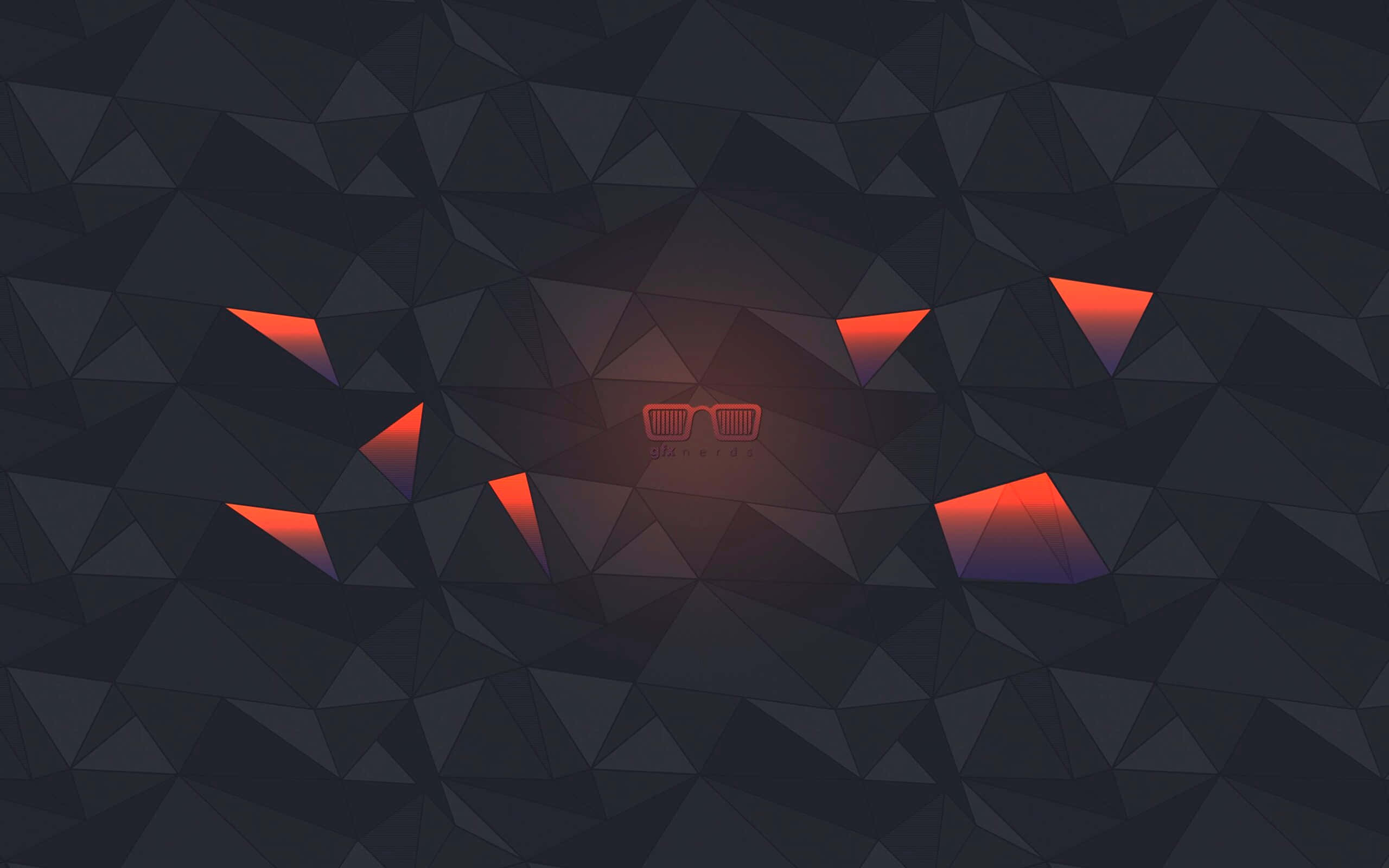 Gaming Banner 桌布 壁紙 — 一個風格化的低多邊形面孔，帶有發光的橙色眼睛和太陽眼鏡，從黑暗的幾何圖案中浮現。