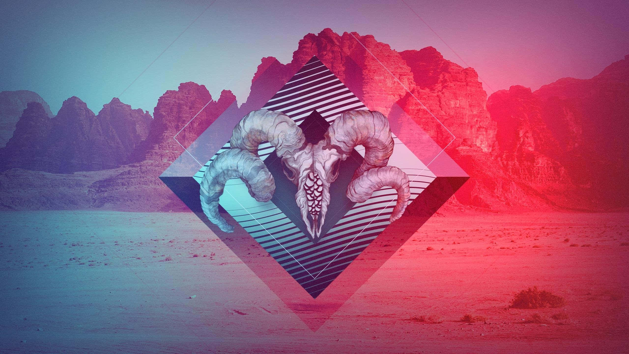 獨立 桌布 壁紙 — 一個風格化的公羊頭骨，帶有彎曲的角，位於幾何鑽石疊加層的中心，背景是超現實的沙漠景觀，天空呈現紅色和藍色漸變。