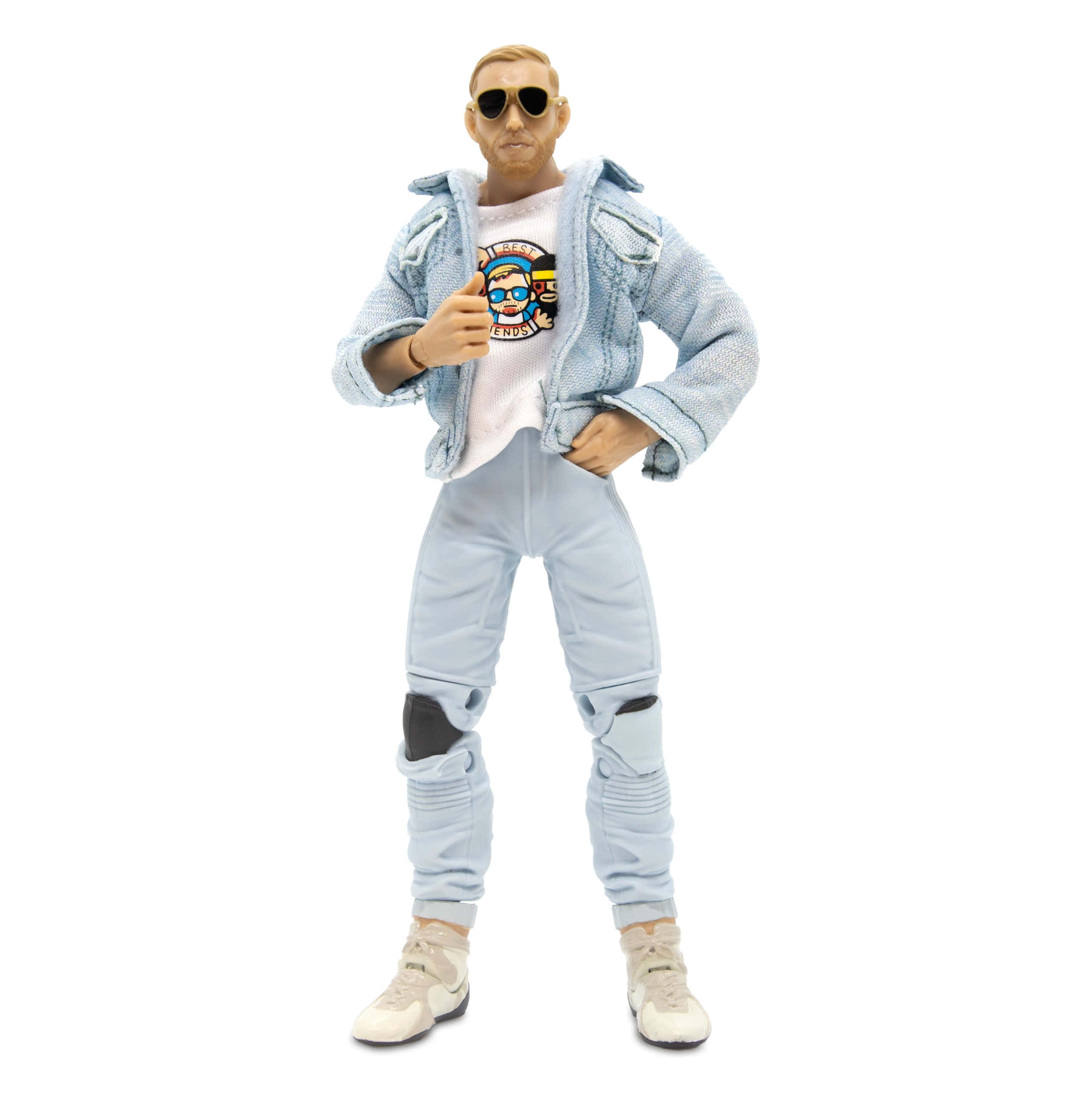 Doll 桌布 壁紙 — 一個風格化的動作人偶，穿著淺藍色牛仔服裝和太陽眼鏡，在純白背景前自信地擺姿勢。
