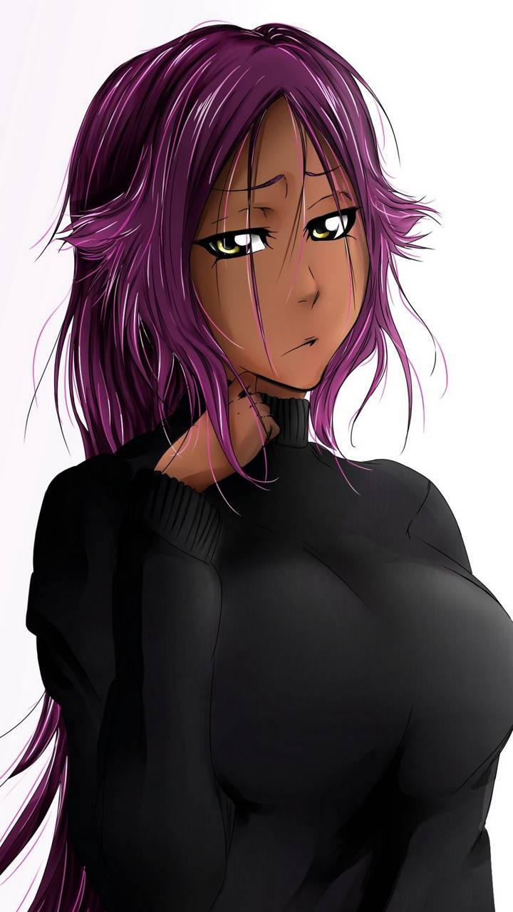 Yoruichi 桌布 壁紙 — 一個風格化的動漫女孩，擁有充滿活力的紫色頭髮和綠色眼睛，穿著黑色高領毛衣，背景是純白色。