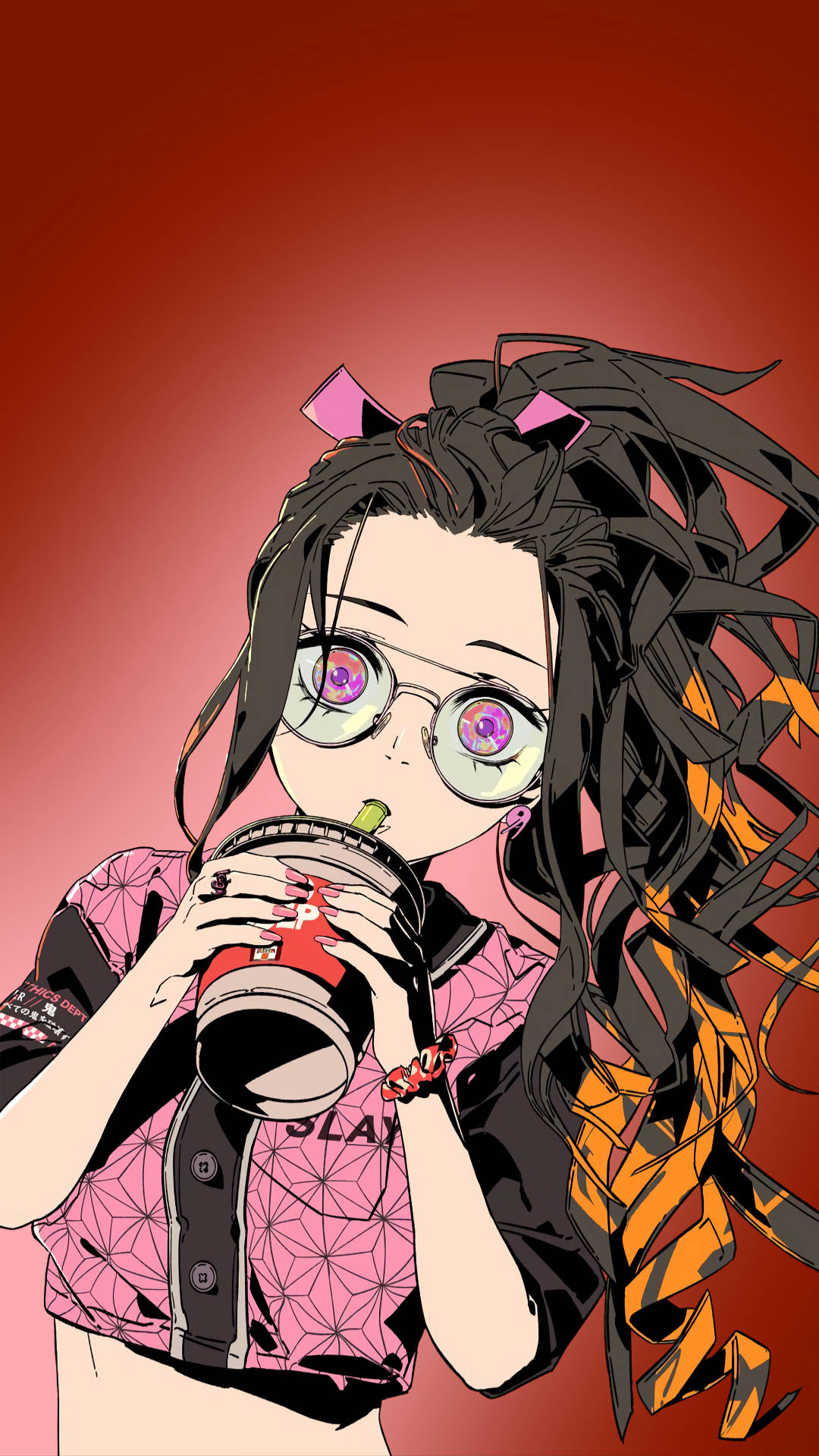 Aesthetic Anime Pfp 桌布 壁紙 — 一個風格化的動漫女孩，擁有狂野的黑髮和眼鏡，在紅色漸變背景前喝著汽水杯。
