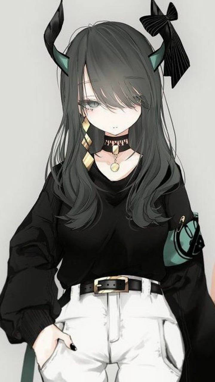 動漫惡魔 桌布 壁紙 — 一個風格化的動漫女孩，有黑色角和蝴蝶結，穿著帶有青綠色點綴的單色服裝，站在純色背景前。