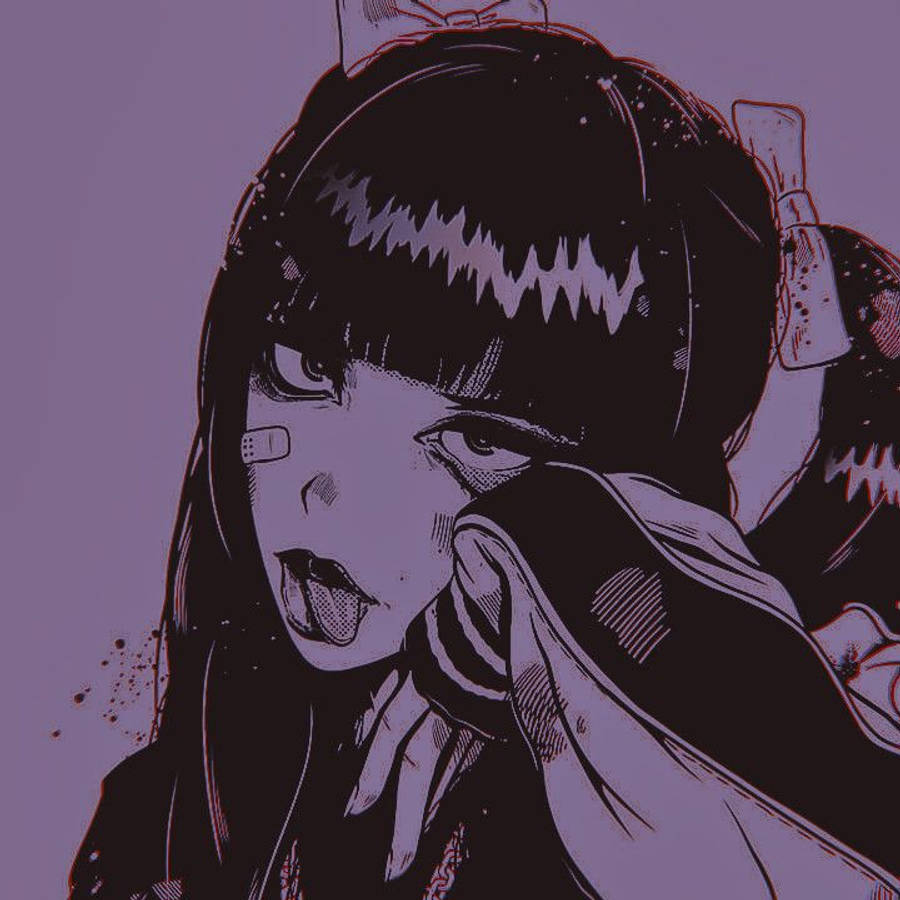 E Girl 美學 桌布 壁紙 — 一個風格化的動漫女孩，深色頭髮，臉上纏著繃帶，在紫色背景上伸出舌頭。