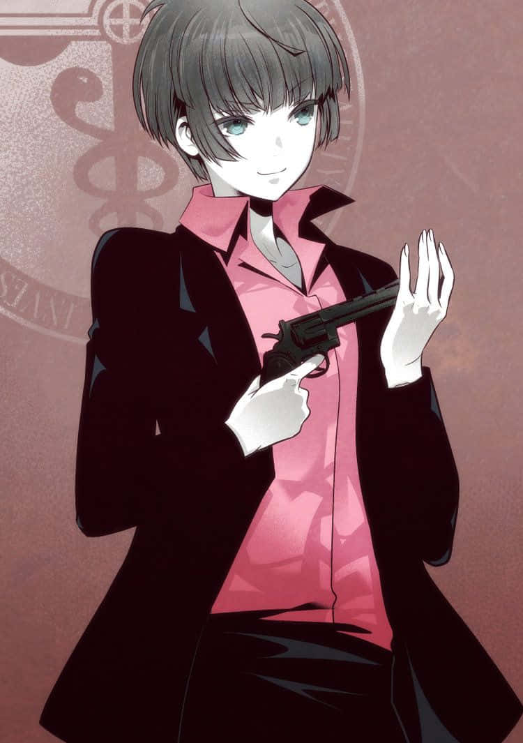 Akane Tsunemori 桌布 壁紙 — 一個風格化的動漫女孩，短灰髮和青綠色眼睛，穿著粉紅色襯衫和黑色外套，在褪色的標誌背景前拿著左輪手槍。