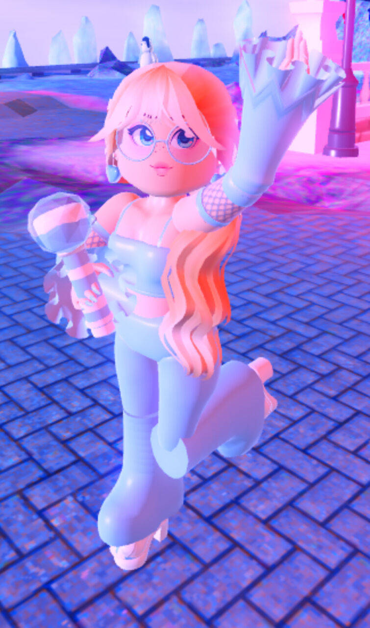 Roblox Royale High 桌布 壁紙 — 一個風格化的動漫女孩，粉紅色頭髮和眼鏡，在超現實的霓虹天空下，在發光的紫色磚路上跳舞。
