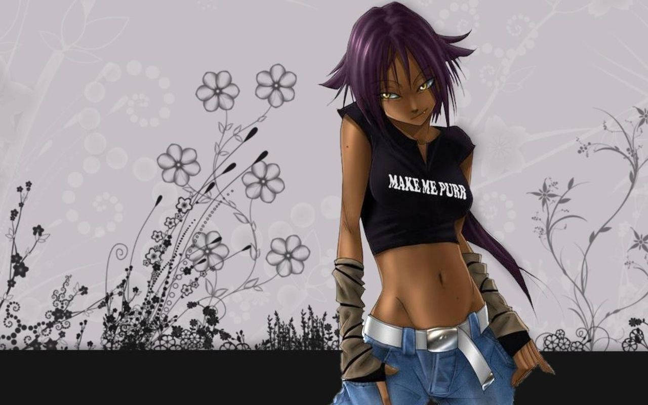 Yoruichi 桌布 壁紙 — 一個風格化的動漫女孩，紫色頭髮和綠色眼睛，穿著露臍上衣和牛仔褲，背景是花卉圖案。