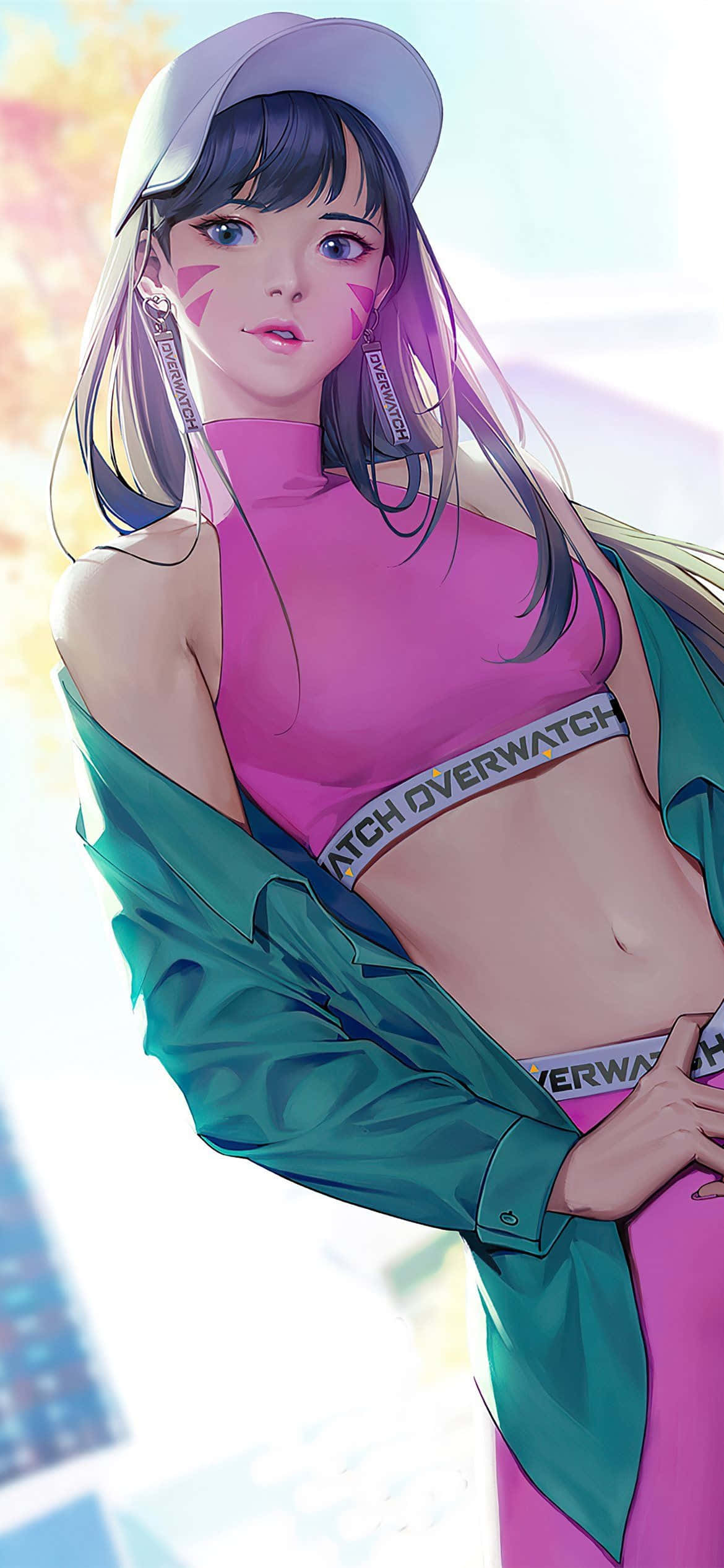 鬥陣特攻 桌布 壁紙 — 一個風格化的動漫女孩，紫色頭髮和粉紅色臉部彩繪，穿著粉紅色Overwatch短版上衣和綠色外套，背景是明亮模糊的城市景觀。