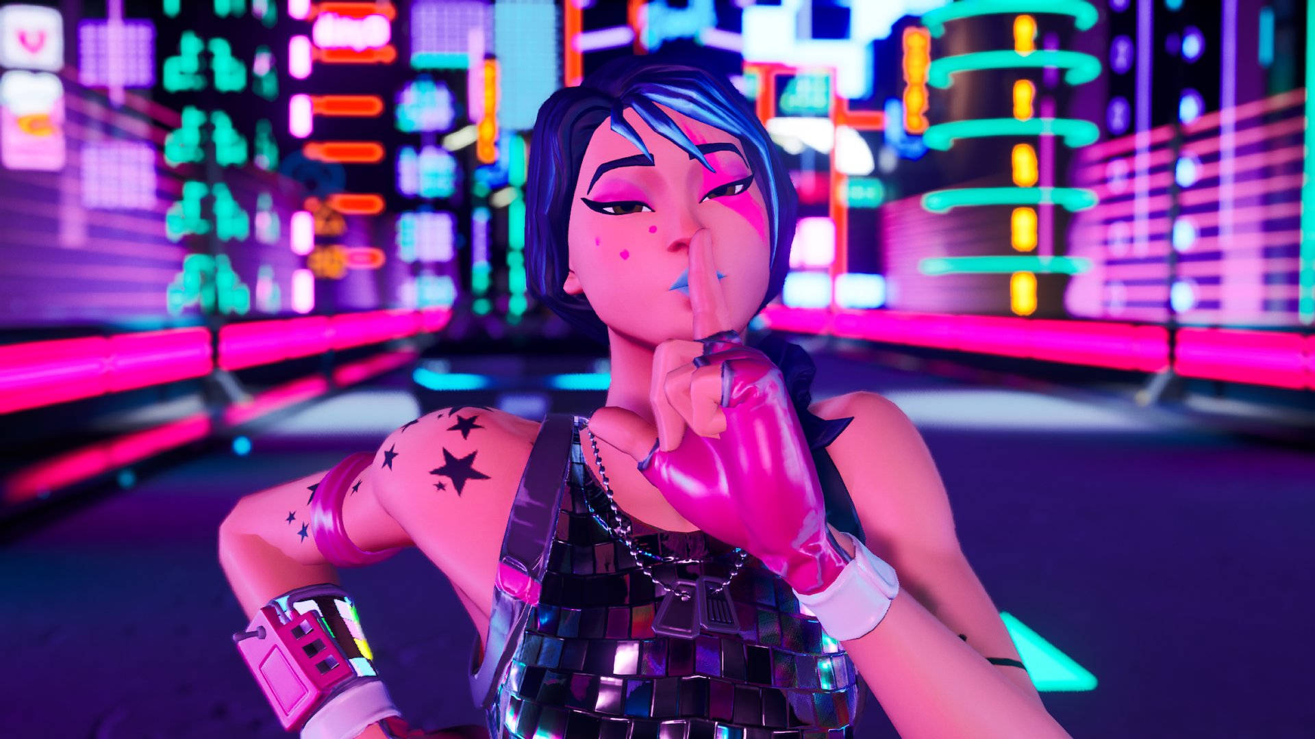 Sparkle Specialist Fortnite 桌布 壁紙 — 一個風格化的動漫女孩，藍色頭髮和粉紅色手套，在霓虹燈照亮的賽博朋克小巷中將手指放在嘴唇上。
