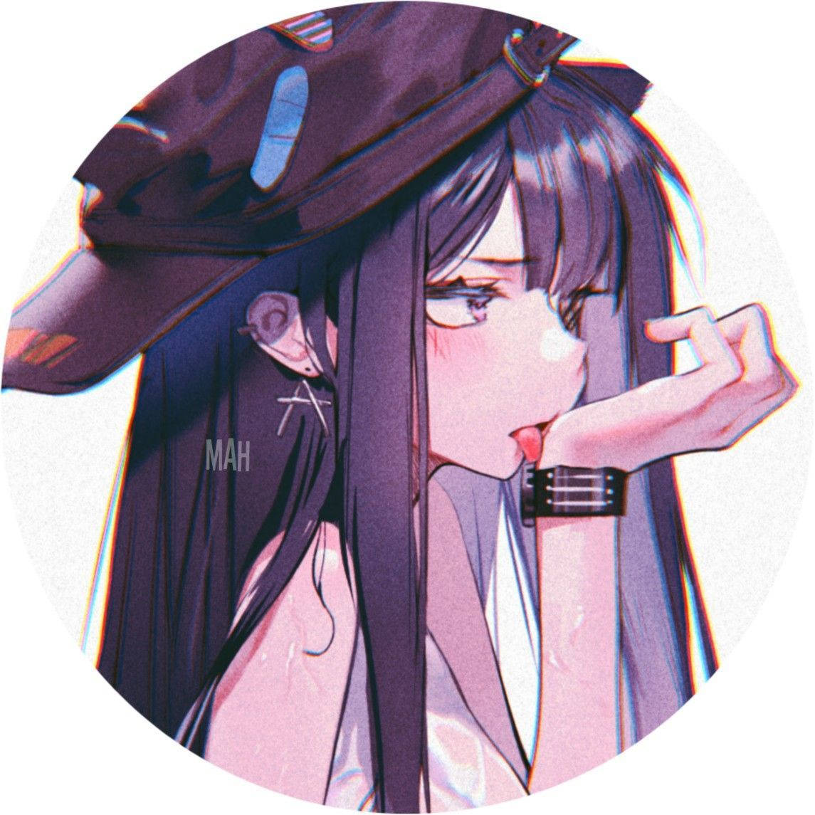 動漫女孩 桌布 壁紙 — 一個風格化的動漫女孩，長著深色長髮，戴著帽子，咬著手指，戴著腕帶和耳環。