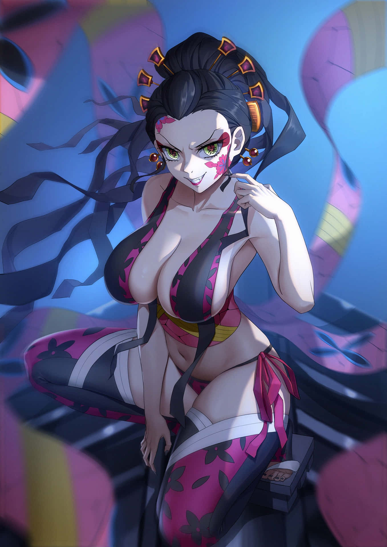 Daki 4K Demon Slayer Wallpaper 壁紙 — 一個風格化的動漫女性，黑色頭髮，粉紅色花卉臉部彩繪，穿著暴露的粉紅色和黑色服裝，在旋轉的藍色和粉紅色抽象背景前擺姿勢。